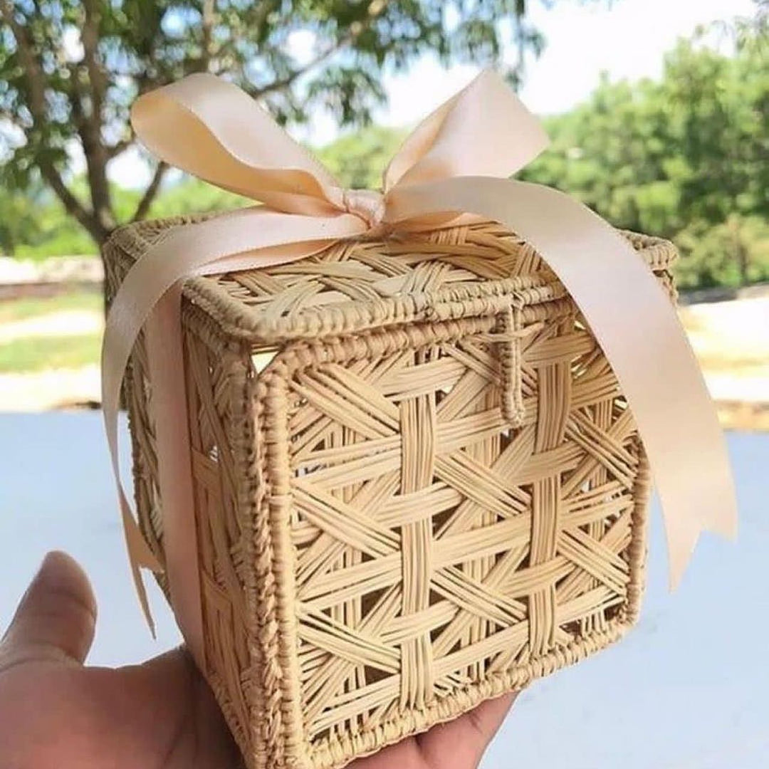 Handcrafted Iraca Woven Favor Box with Elegant Design